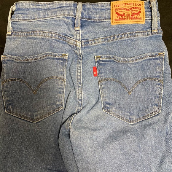 Women’s Levi’s jeans - like new! - Picture 2 of 3